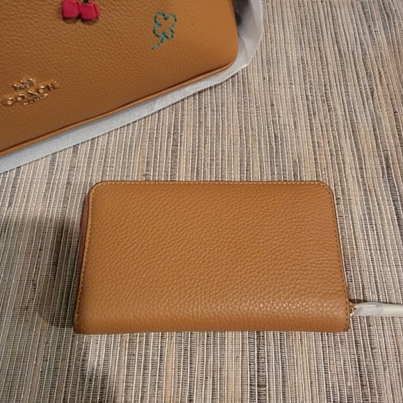 Coach Medium zip wallet Embroidery Collection - Picture 9 of 9